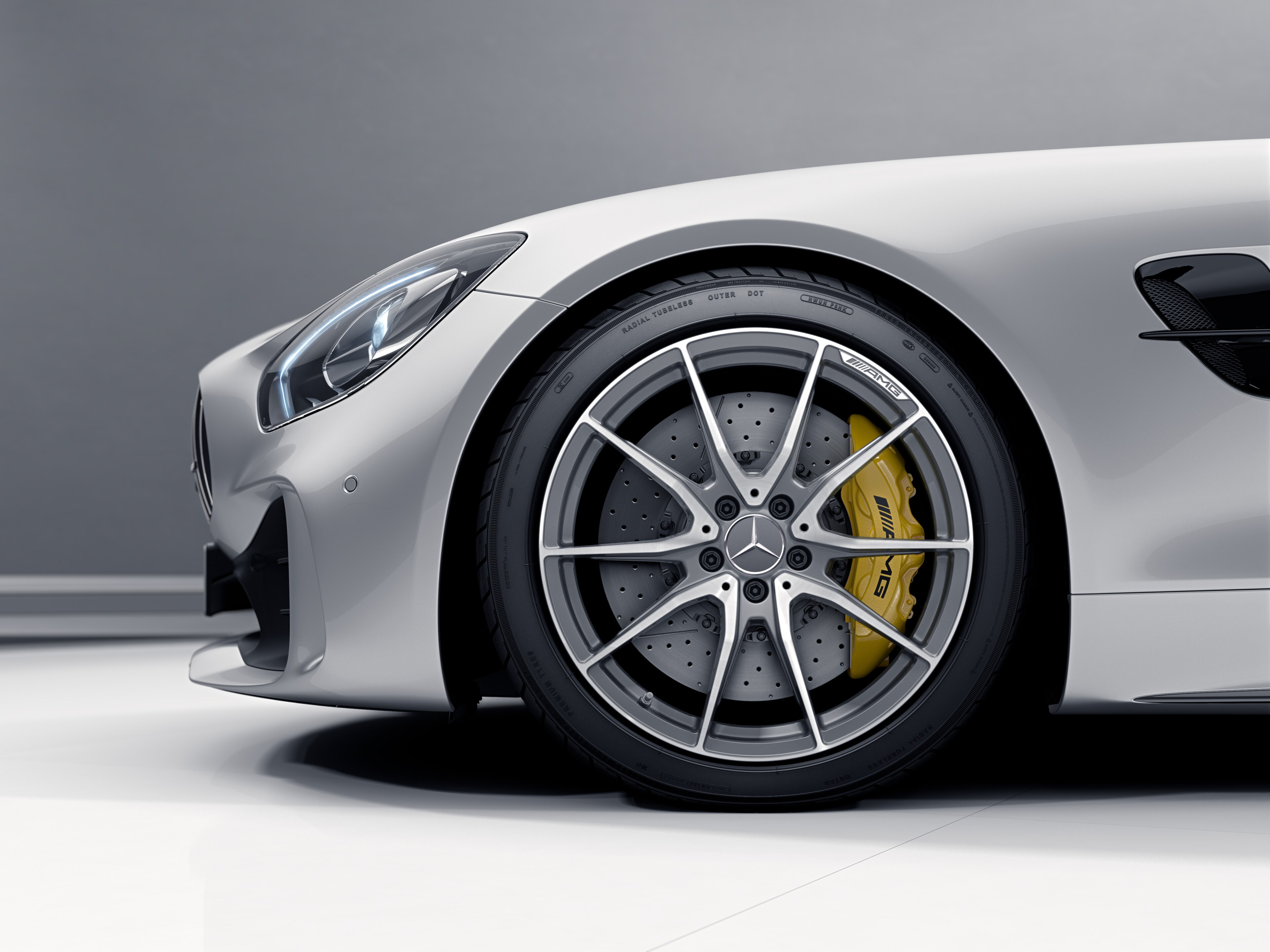Cerchio fucinato AMG con design a 10 razze, 48,3 cm (19 pollici) - 10 J x 19 ET 56, grigio titanio, Tornitura a specchio