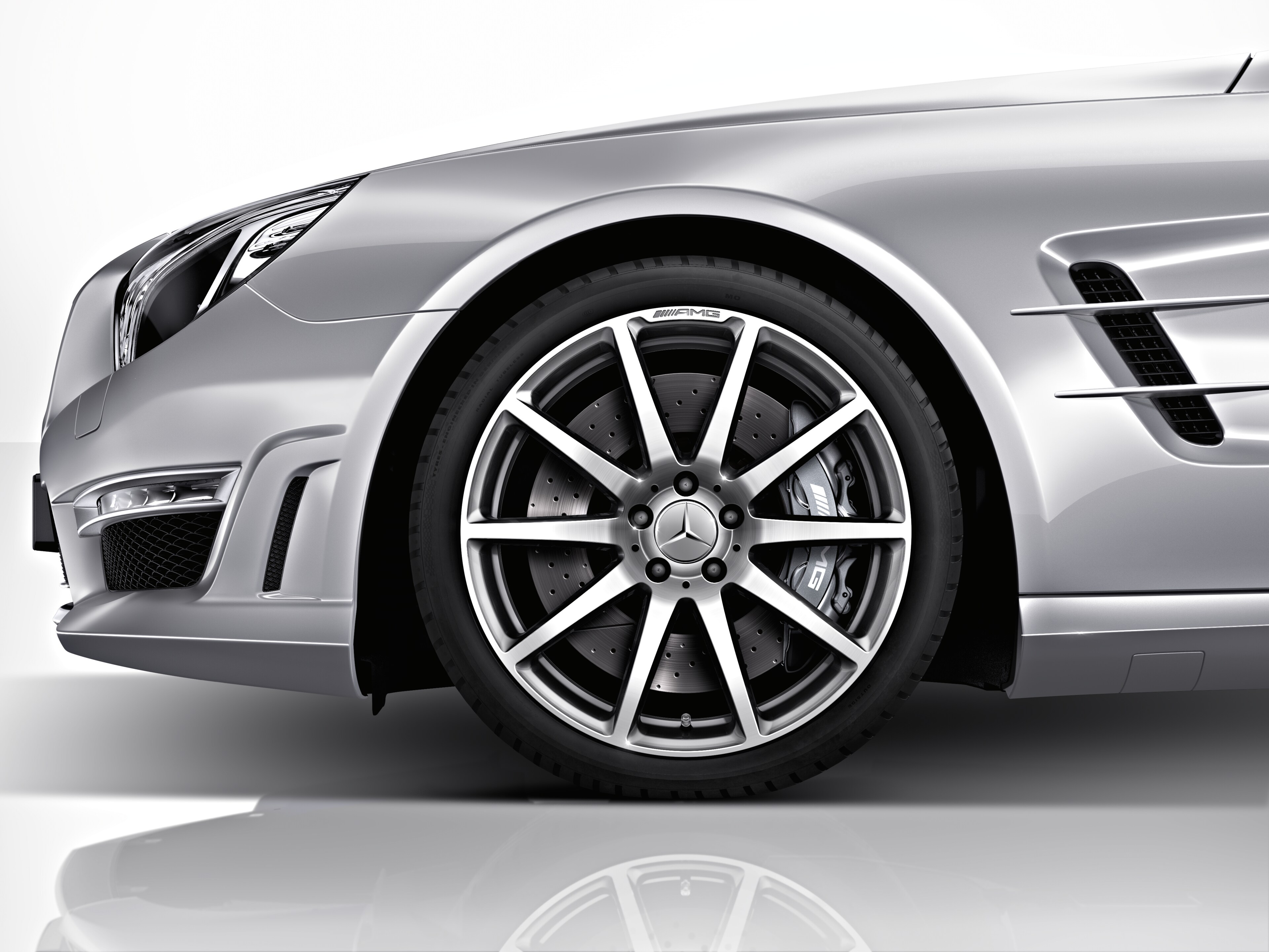Cerchio fucinato AMG con design a 10 razze, 48,3 cm (19 pollici) - 9 J x 19 ET 27, grigio titanio, Lucidato