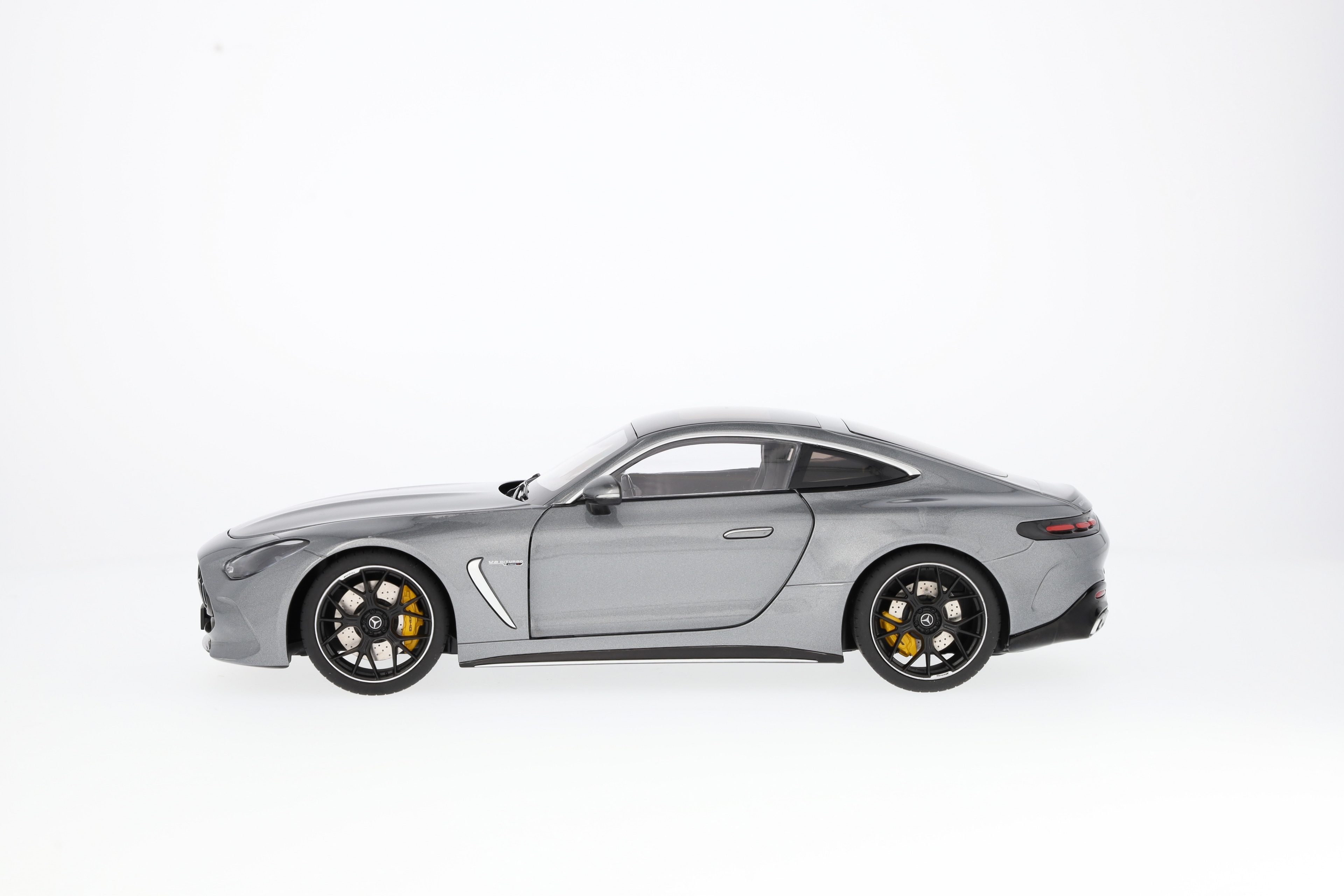 Mercedes AMG GT 63, C192 - grigio selenite, NZG, 1:18