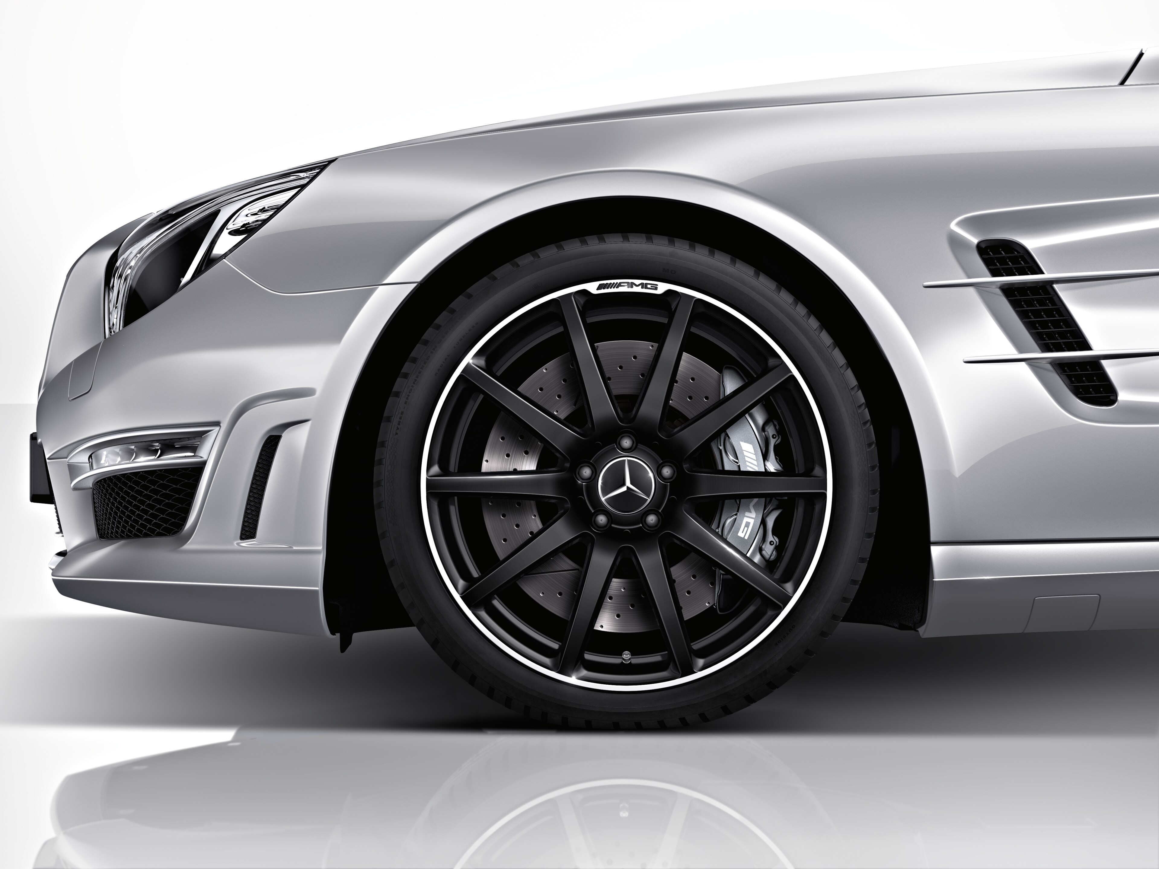 Cerchio fucinato AMG con design a 10 razze, 48,3 cm (19 pollici), Bordo del cerchio tornito a specchio - 9 J x 19 ET 27, nero opacizzato