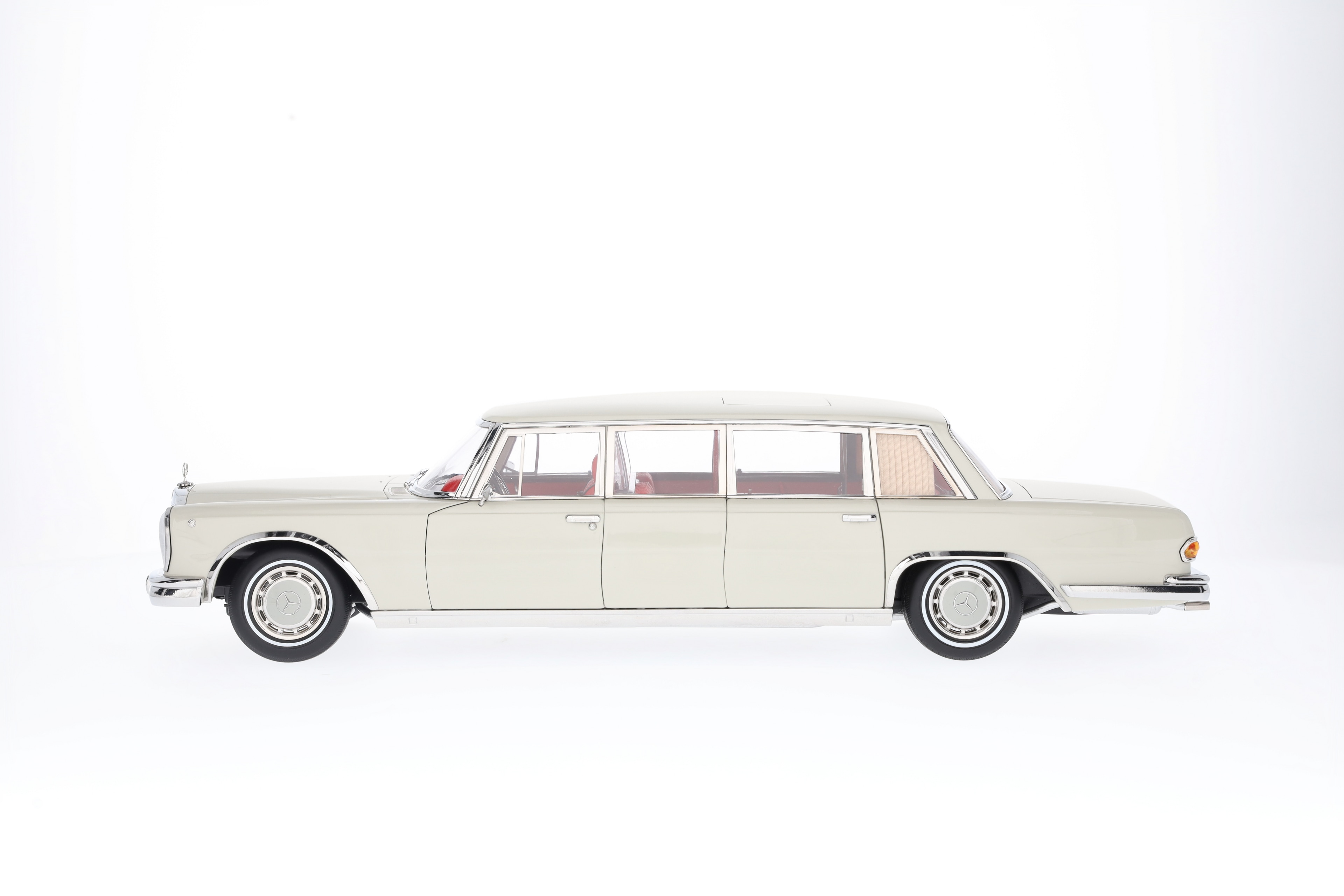 W100 Pullman 600 (1963-1981) - bianco-grigio, NZG, 1:18
