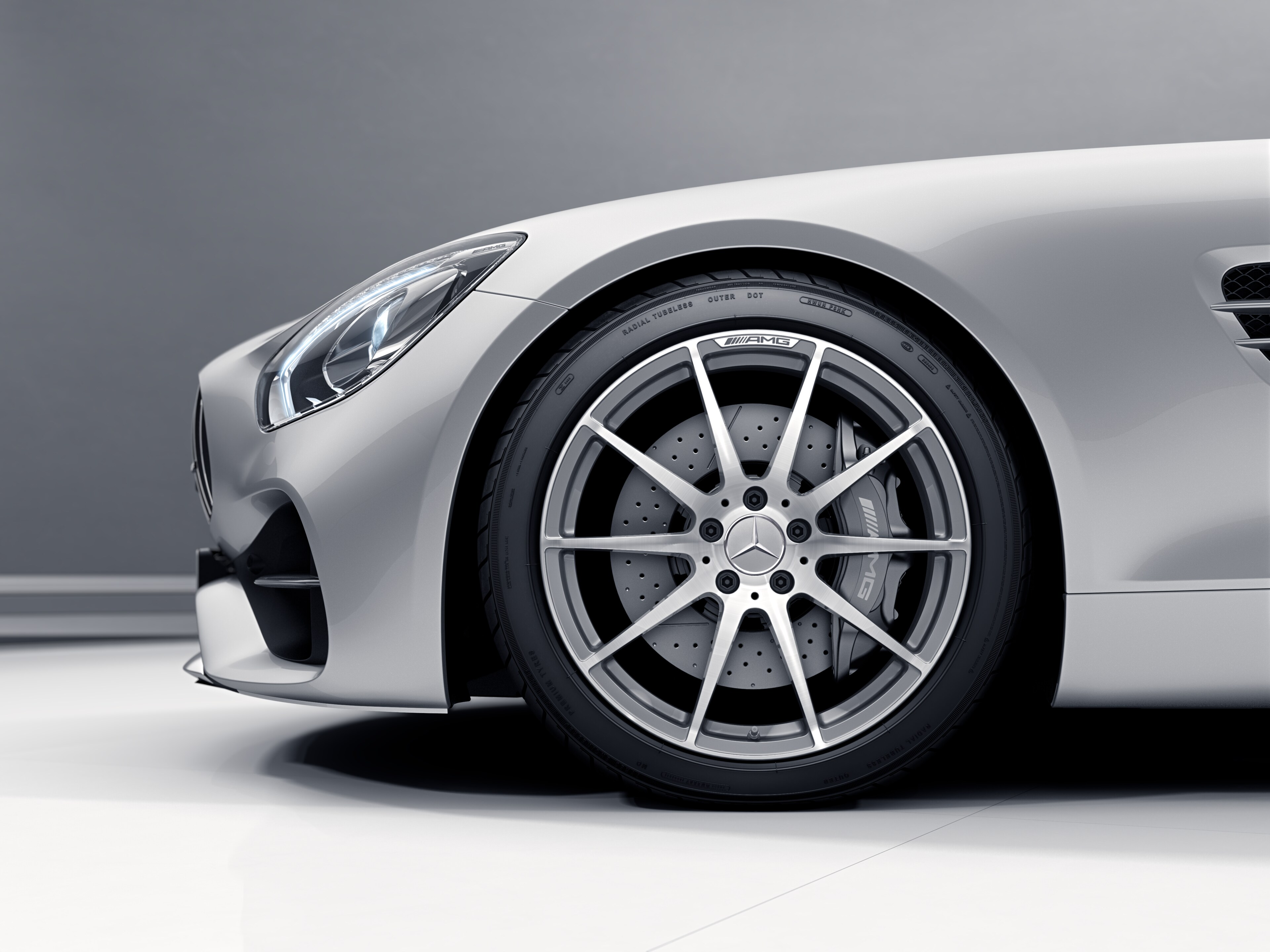 Cerchio fucinato AMG con design a 10 razze, 48,3 cm (19 pollici) - 9 J x 19 ET 61, grigio titanio, Tornitura a specchio