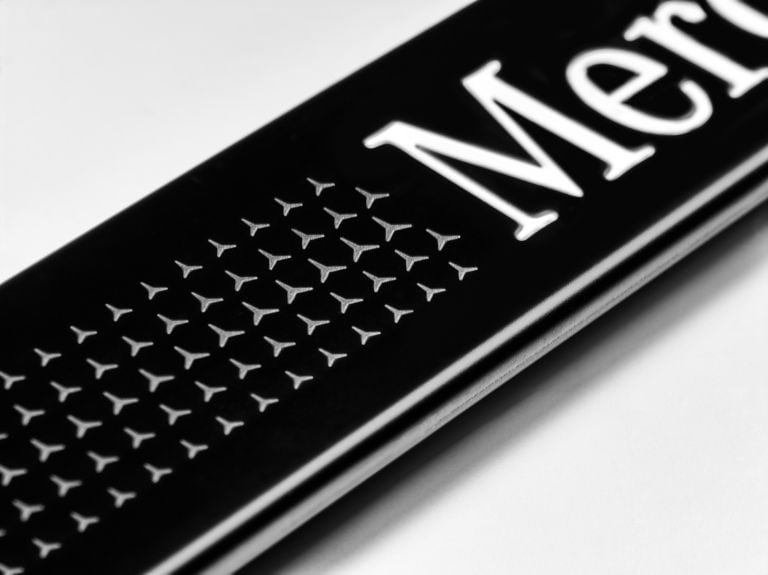 Copertura sostituibile per modanatura di accesso illuminata, Mercedes-Benz, lato anteriore, 2x, con Mercedes-Benz Pattern - acciaio inox, colore nero / Colore bianco