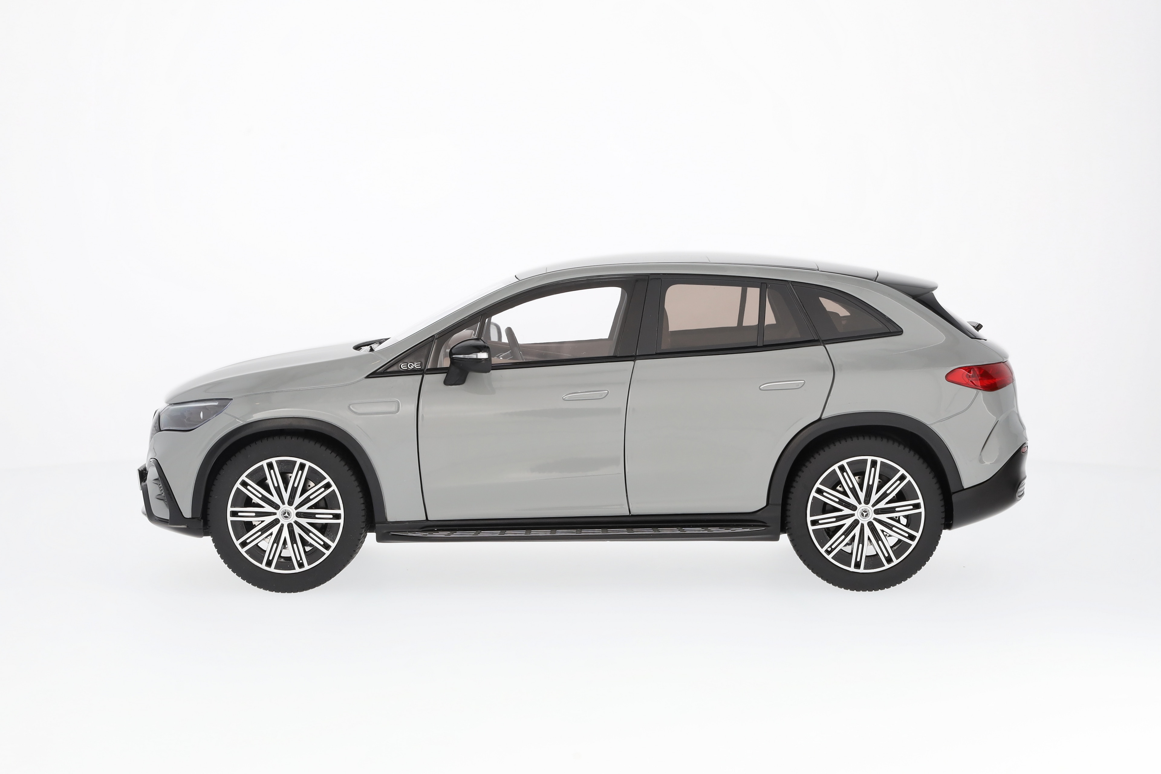 EQE SUV, AMG Line, X294 - Grigio Alpi standard MANUFAKTUR, NZG, 1:18